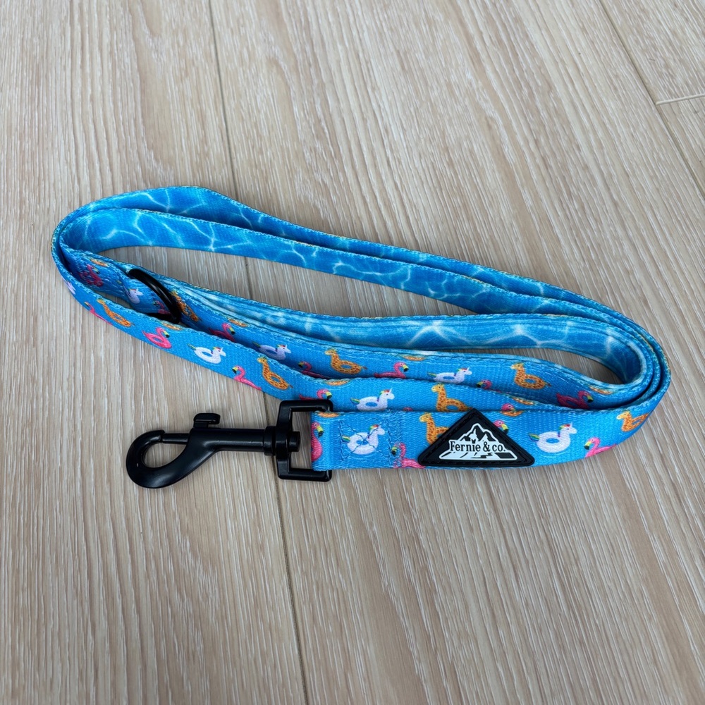BNWT FERNIE & CO pool party Blue Leash fun summer design brand new black clip